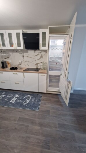 Fridge, microwave, oven, dishwasher - Résidence Belle Aire (Porcheville)