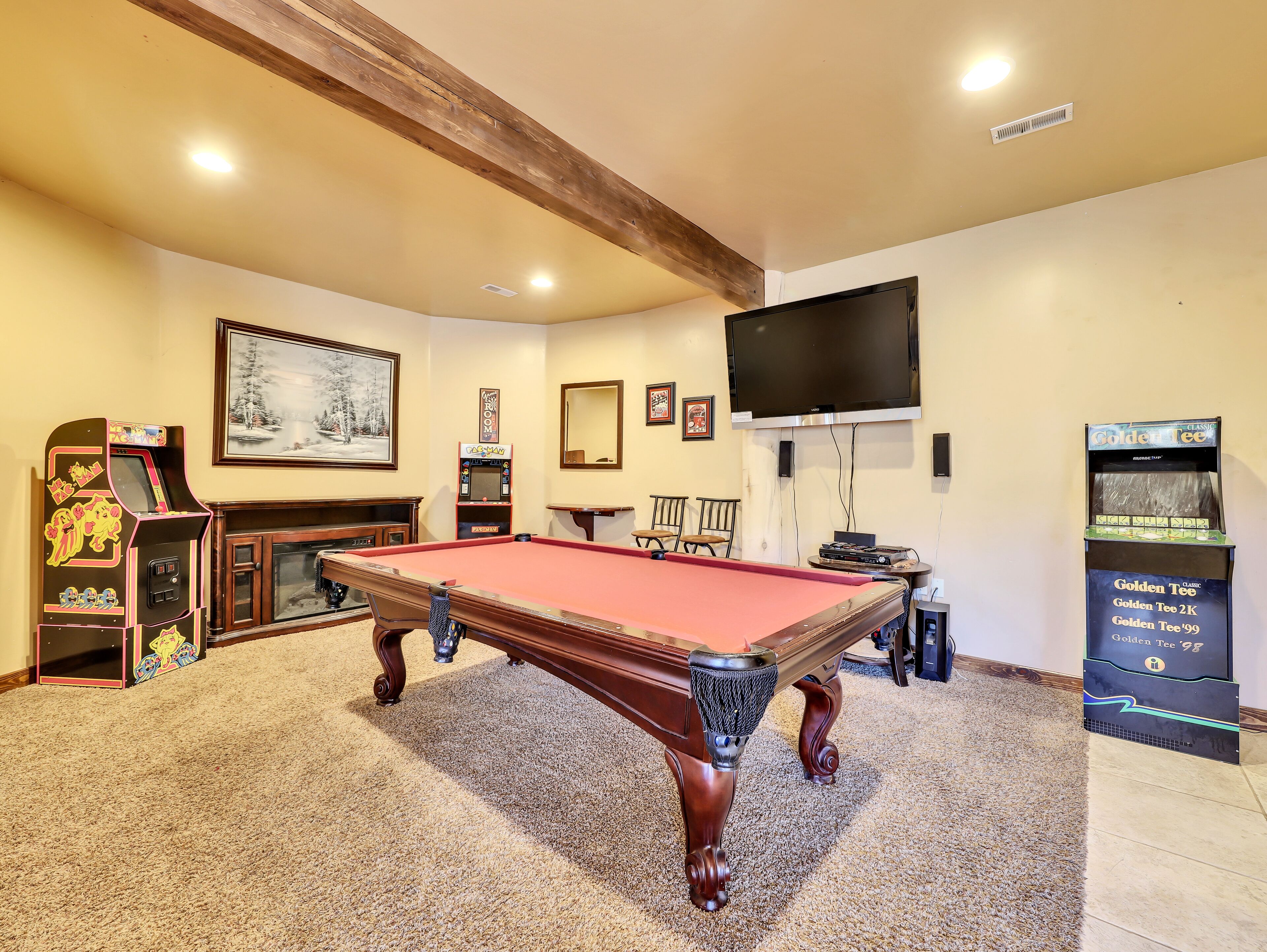 Family retreat, close to lifts, hot tub, arcades, pool table, smart TVs, wifi
