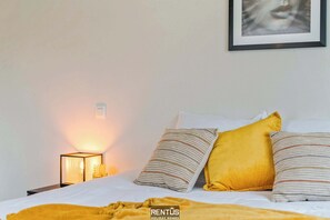 4 camere, una scrivania, ferro/asse da stiro, culla da viaggio