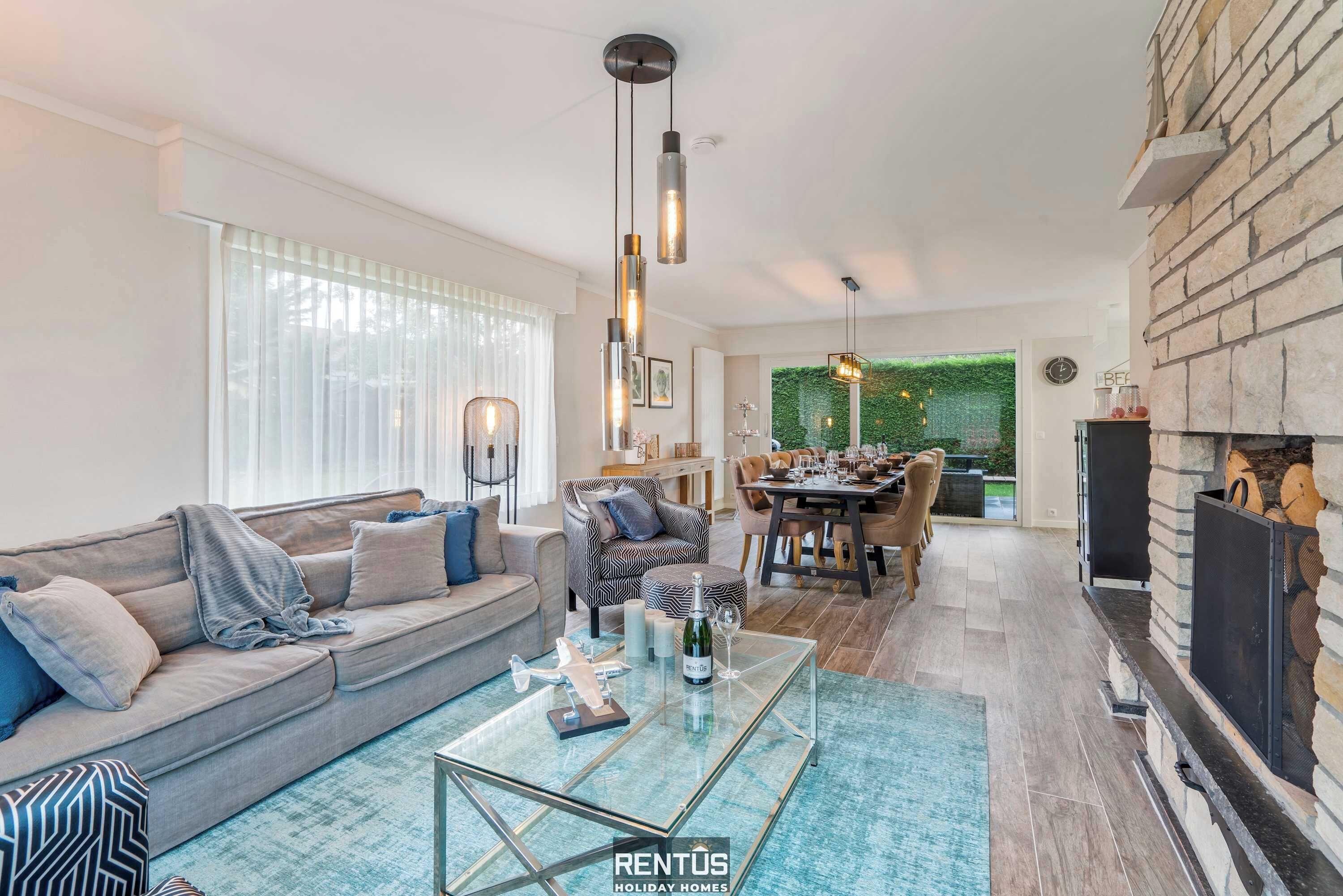 Televisie, een stereo en een kantoor