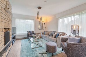 Una televisión, un reproductor estéreo, una oficina