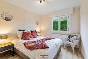 4 chambres, bureau, fer et planche à repasser, lit parapluie