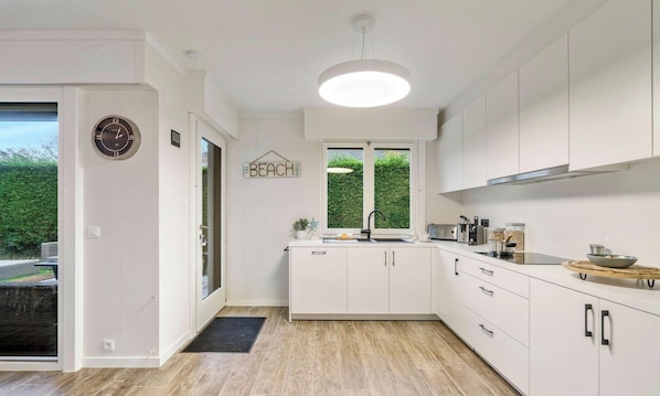 Fridge, microwave, oven, stovetop - Villa Zee en Zand-bungalow with garden and parking (Middelkerke)