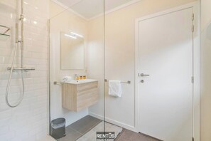 Douche, séchoir à cheveux, serviettes fournies