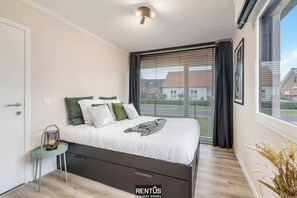 4 dormitorios, escritorio, tabla de planchar con plancha y cuna de viaje