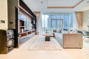 Un salon moderne comprenant un canapé, une table basse et un meuble de rangement intégré pour les appareils multimédias.