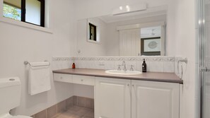Shower, hair dryer, towels - Bella Vista - Mansfield - Sleeps 8 (Mansfield)