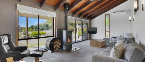 Älytelevisio, takka, kirjoja