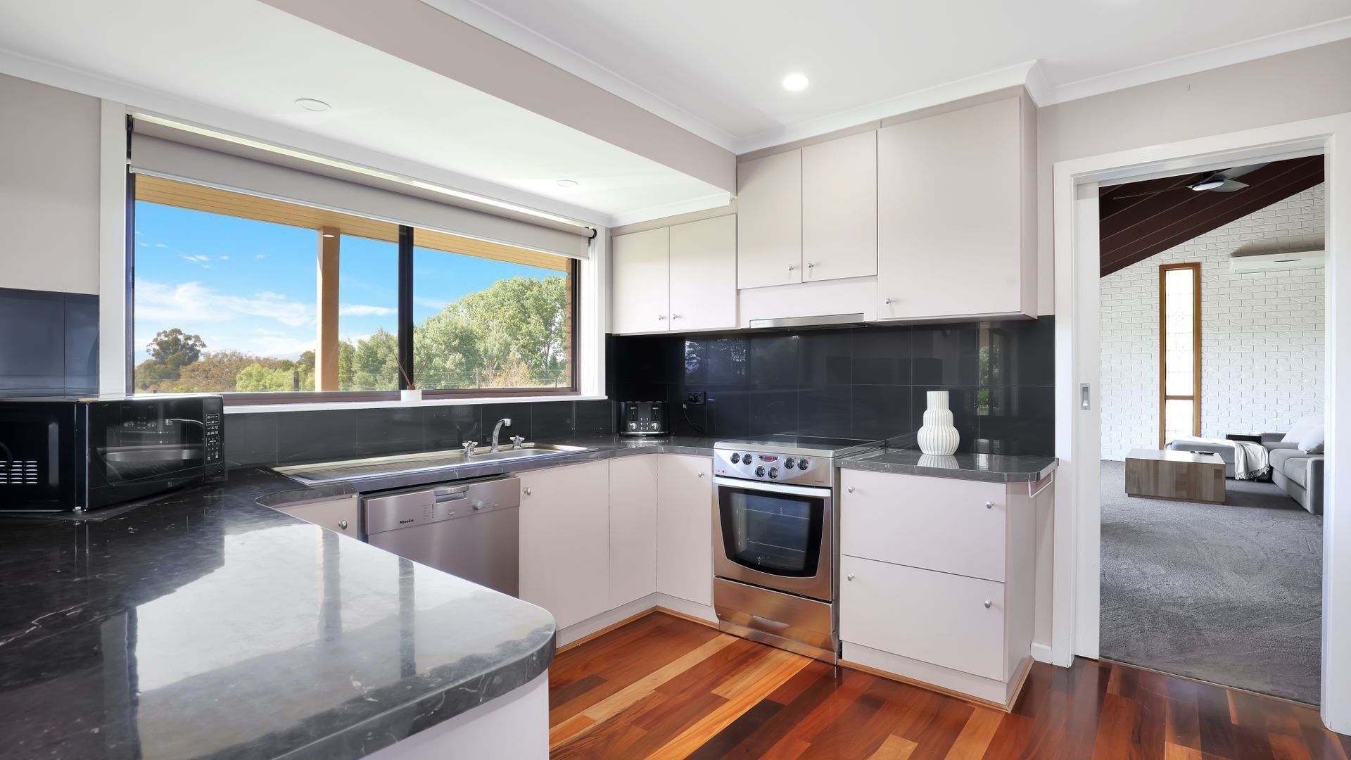 雪櫃、微波爐、焗爐、爐具