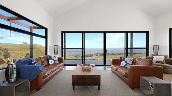 Smart TV, chimenea, libros