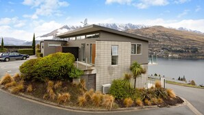 A modern two-story house with a satellite dish, a garage, and a driveway. - Top the Lake - Queenstown (Queenstown)