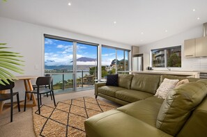 Smart TV, stereo - Top of the Lake - Queenstown Holiday Homes (Queenstown)