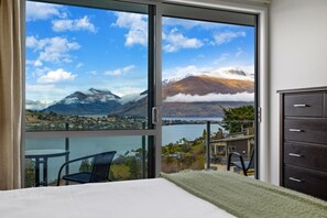 4 bedrooms, iron/ironing board, free WiFi, bed sheets - Top of the Lake - Queenstown Holiday Homes (Queenstown)