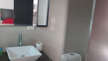 SĂšche-cheveux, serviettes fournies, savon, papier toilette