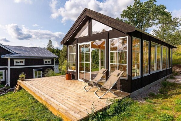 Terrace/patio - Schönes Haus mit Privatem Zugang zum See Hjorten Zwischen Vimmerby und Västervik (Hjorted)