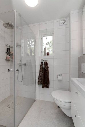 A modern bathroom with a glass shower enclosure, a toilet, and a bathtub. - Schönes Haus mit Privatem Zugang zum See Hjorten Zwischen Vimmerby und Västervik (Hjorted)