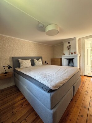 4 bedrooms, iron/ironing board, free WiFi