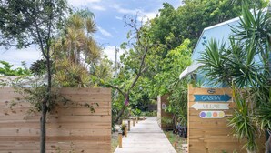 Un sendero de madera que conduce a un edificio con la inscripción 'CASITA VILLAS'.