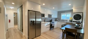 Elegant Beachside 2B1B Retreat • Newly Renovated • Free Parking • 15min SF/SFO