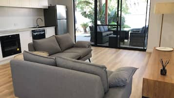 智能电视、书、立体声音响