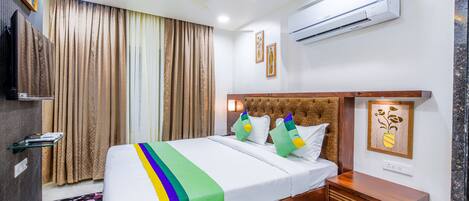 Deluxe-rum | Värdeförvaringsskåp på rummet, skrivbord och ljudisolering