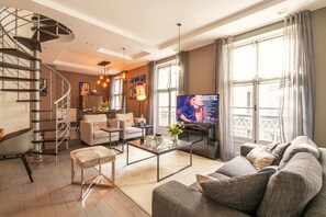 TV - Luxueux Duplex aux Pieds des Champs-elysées (Paris)