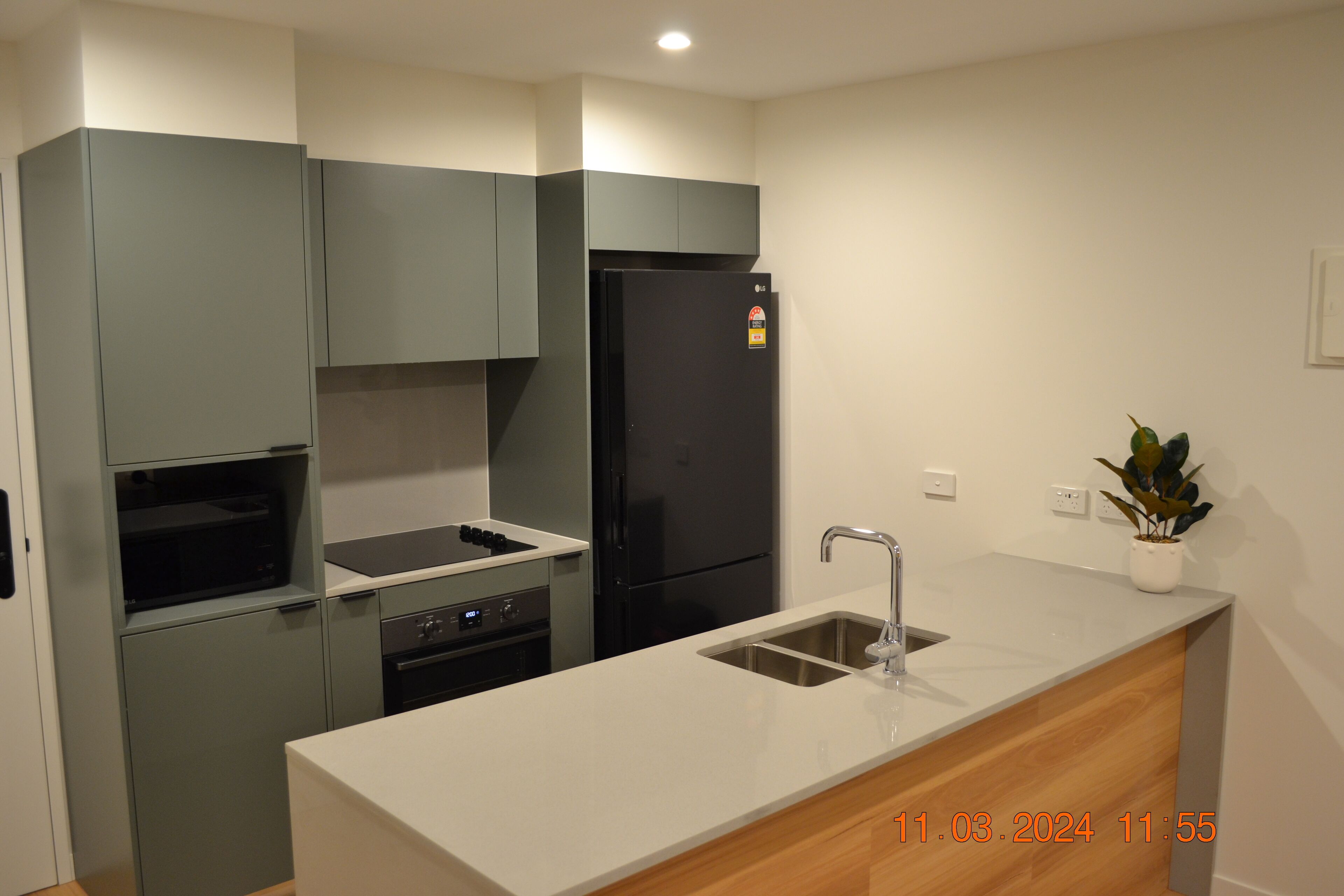 Jääkaappi, mikroaaltouuni, uuni, liesi