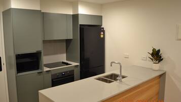 Jääkaappi, mikroaaltouuni, uuni, liesi