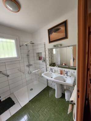 Douche, sèche-cheveux, serviettes fournies, savon