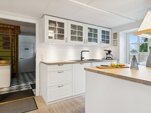 Fridge, microwave, dishwasher, cookware/dishes/utensils