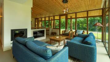 Fernseher, Kamin, Stereoanlage