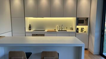 Een koelkast, een magnetron, een oven, een kookplaat