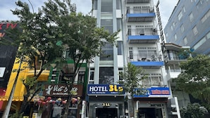 Un edificio de varios pisos con un llamativo letrero que dice 'TRUONG GIANG' en la parte superior.