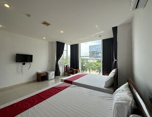 Deluxe Quadruple Room | Laptop workspace, free WiFi, bed sheets - OYO 1215 3 Lu Hotel (Da Nang)