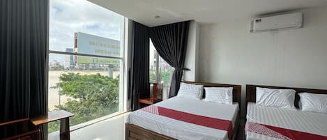 Espacio para trabajar con laptop, wifi gratis y ropa de cama