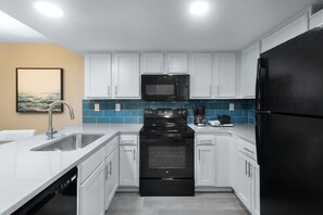 Frigorífic, microones, forn i placa de cuina 