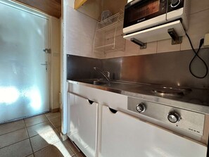 Fridge, stovetop, coffee/tea maker, toaster