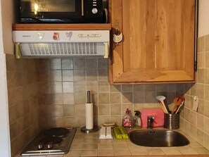 Kühlschrank, Mikrowelle, Ofen, Herdplatte