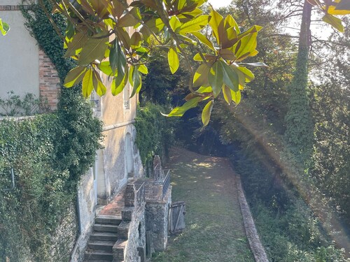 Casa acogedora en Juigné-sur-Sarthe: capacidad para 12, cocina equipada, jardín y chimenea