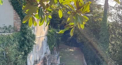 Casa acogedora en Juigné-sur-Sarthe: capacidad para 12, cocina equipada, jardín y chimenea