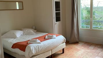 5 bedrooms, free WiFi, bed sheets