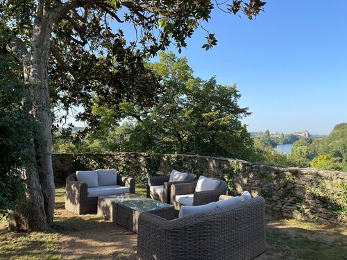 Grande maison familiale, 5 chambres, jardin, proche 24 Heures du Mans et abbaye de Solesmes.