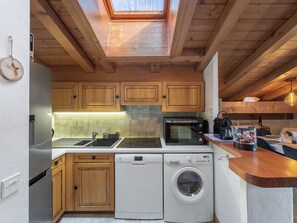 Kylskåp, mikrovågsugn, diskmaskin och kaffe- och tebryggare