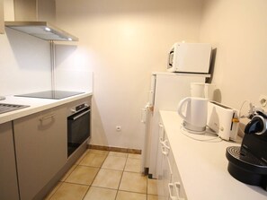 Fridge, microwave, oven, dishwasher - Cozy downtown 2-bedroom apartment with parking and pets allowed (Bagnères-de-Luchon)