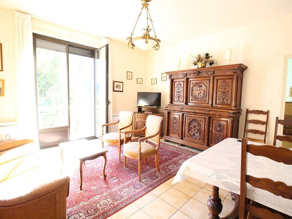 Interior - Cozy downtown 2-bedroom apartment with parking and pets allowed (Bagnères-de-Luchon)