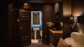 1 chambre, coffres-forts dans les chambres, fer et planche à repasser