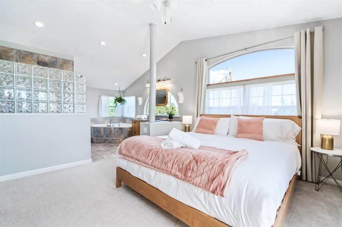 7 bedrooms, desk, iron/ironing board, WiFi