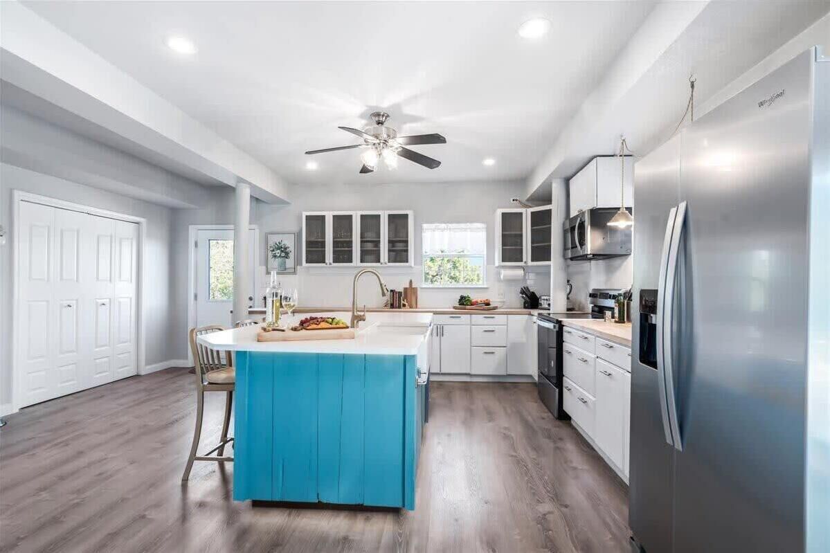 Een koelkast, een microgolfoven, een oven, een kookplaat