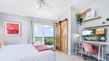 7 slaapkamers, een bureau, een strijkplank/strijkijzer, wifi