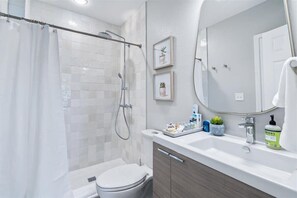 Douche, sèche-cheveux, serviettes fournies